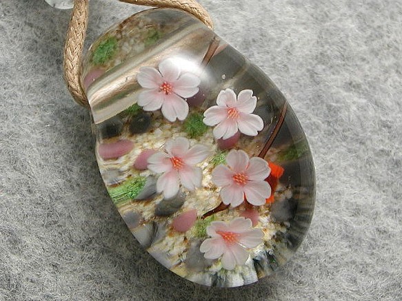 小川沿いに咲く桜 とんぼ玉 ガラス ネックレス No891 1枚目の画像