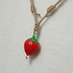 水の滴るイチゴ とんぼ玉 ガラス ネックレス No1752 1枚目の画像