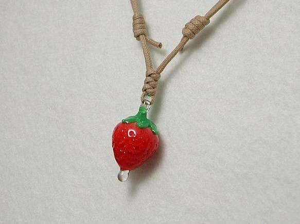 水の滴るイチゴ とんぼ玉 ガラス ネックレス No1752 1枚目の画像