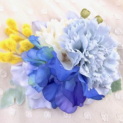 ＜送料無料＞春の花束のコサージュ　ライトブルー×イエロー 1枚目の画像