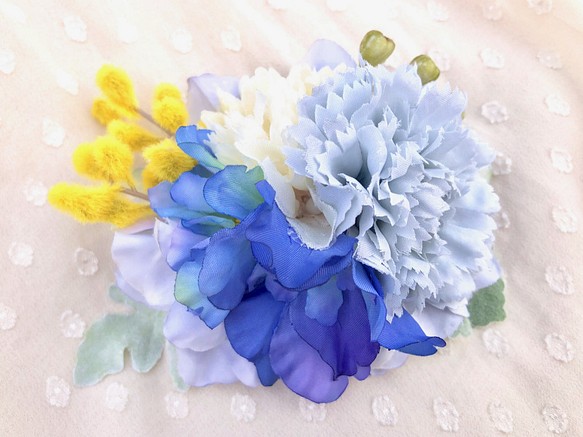 ＜送料無料＞春の花束のコサージュ　ライトブルー×イエロー 1枚目の画像