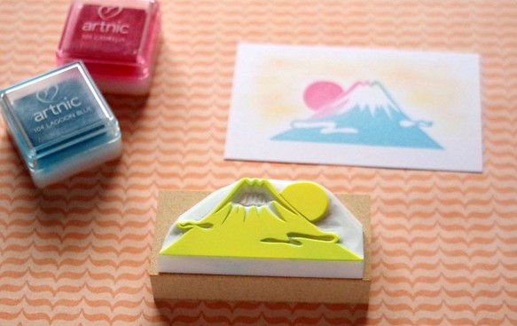 年賀状に 富士山の消しゴムはんこ 持ち手付き はんこ スタンプ かめたん 発送は1 27 通販 Creema クリーマ ハンドメイド 手作り クラフト作品の販売サイト