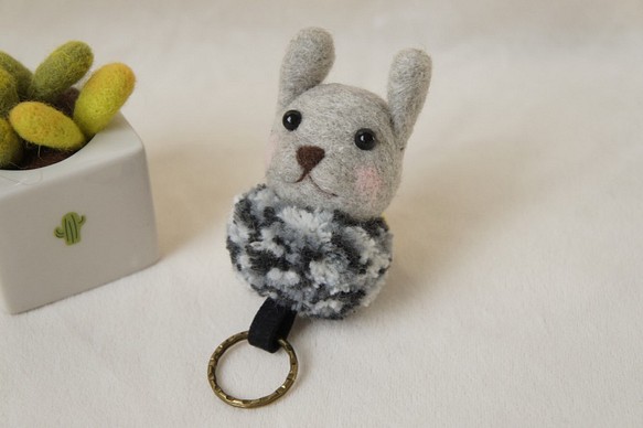 小灰兔毛球羊毛氈鑰匙圈 第1張的照片