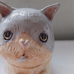 【陶】小眼睛眼神憂憂灰貓陶瓶 第1張的照片
