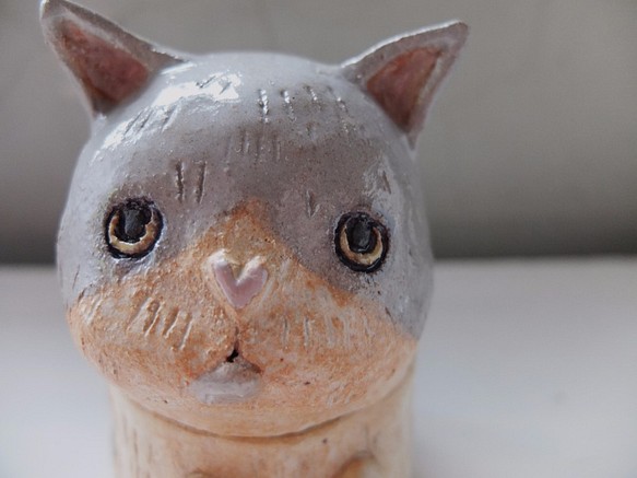 【陶】小眼睛眼神憂憂灰貓陶瓶 第1張的照片