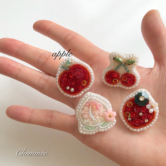 ビーズ刺繍♡りんごのミニブローチ ブローチ Cheminée 通販｜Creema