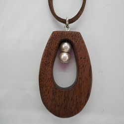 木のネックレス　しずく型ウォルナットとコットンパール 1枚目の画像