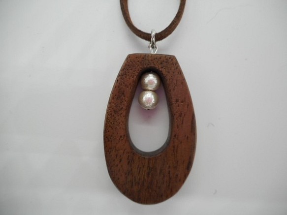 木のネックレス　しずく型ウォルナットとコットンパール 1枚目の画像