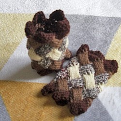 白樺編み　リストウォーマー　ウール糸　濃い茶系 1枚目の画像