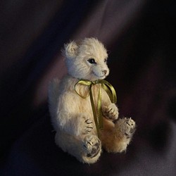 Cantik Bear　ホワイト子供ライオン（緑リボン） 1枚目の画像