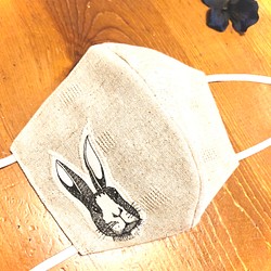 送料無料）洗える夏マスク綿麻生地にウサギさんのアップリケ柔らかベージュのリバーシブル立体マスク 1枚目の画像