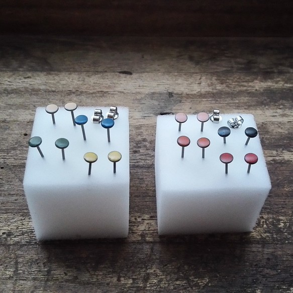 【色選択可】漆のプチピアス-URUSHI Petite earrings- 1枚目の画像