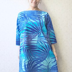 棕櫚葉*寬鬆四分袖連衣裙[M，L]藍色 第1張的照片