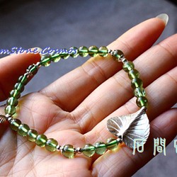 { 新綠 } 綠色磷灰石、925銀葉、925銀珠、925花托-設計手鍊、彈性手珠、彈性手鍊、彈性手串 第1張的照片