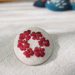 刺繍ブローチ（綿麻）　クローバーred 1枚目の画像