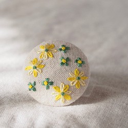 刺繍ブローチ ミモザ色フラワー ヘアゴム可 くるみボタン ブローチ 塩