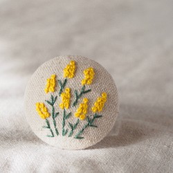 刺繍ブローチ ムスカリ(イエロー) ヘアゴム可 くるみボタン　送料無料 1枚目の画像
