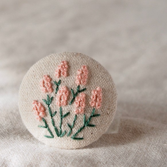 刺繍ブローチ ムスカリ(サーモンピンク) ヘアゴム可 くるみボタン　送料無料 1枚目の画像