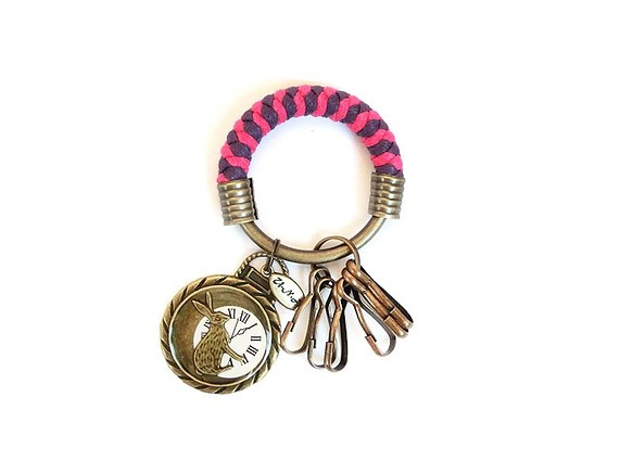 【UNA-優娜手作】 鑰匙圈(小)5.3CM 桃紅＋深紫＋兔子羅馬數字寶石時鐘 手工 編織 腊繩 鐵環 客製化 第1張的照片