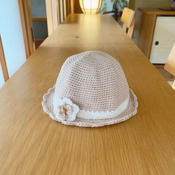 コットン糸のベビー帽子[ベージュ] お花ブローチ付き 1枚目の画像
