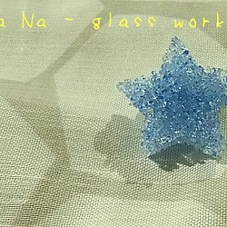 <新色シュガーブルー>きらきらガラスの小さな小さな☆お星様ブローチ 1枚目の画像