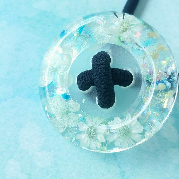「水と花束」水色のボタンヘアゴム 1枚目の画像