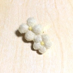 ふんわりお花のイヤーカフ❁ホワイト[羊毛フェルト] 1枚目の画像