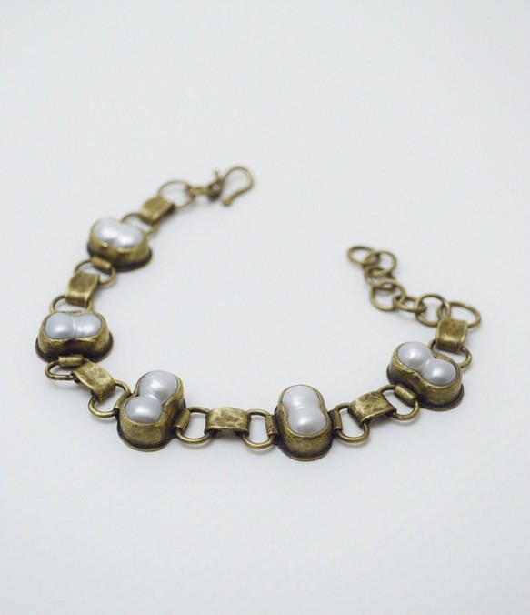 真鍮。真珠。ヴィンテージシリーズ-バロックパール。加硫手作り真鍮ブレスレット。 1枚目の画像