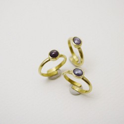 簡單小石系列-星光紅寶石‧黃銅戒指 第1張的照片