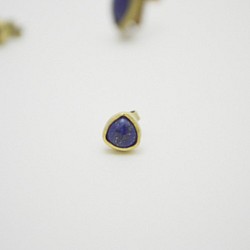 簡單小石系列-青金石‧鈍三角形‧黃銅耳釘 (一個) 第1張的照片