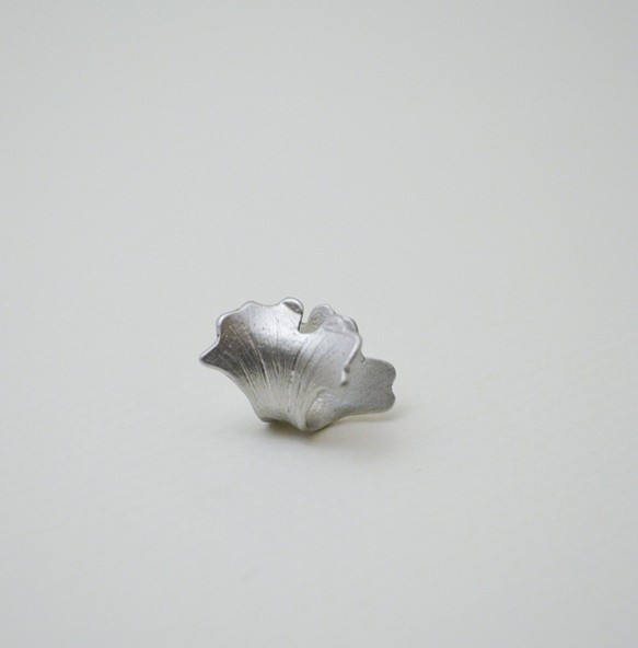 錫作系列-秋天來了‧鍛敲‧雕刻‧葉‧銀杏‧純錫耳骨夾 第1張的照片