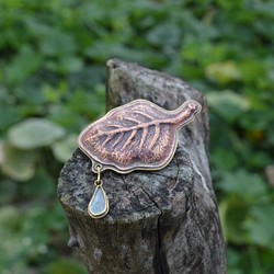 葉と一滴の水‧アクアマリンサファイア真鍮ペンダント‧赤銅ノックリーフ‧ブローチ/ブローチ 1枚目の画像