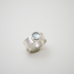 簡單小石系列-海水藍寶‧鍛敲純銀戒指 第1張的照片