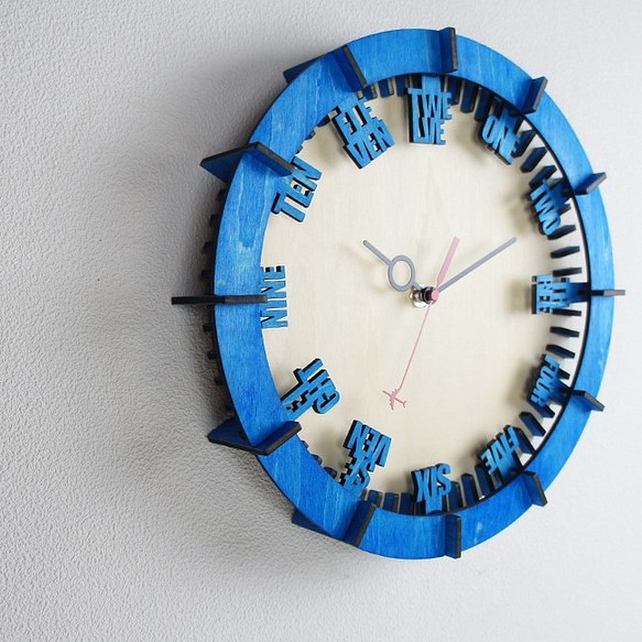 「モダン(英語）」木製掛け時計 　 1枚目の画像