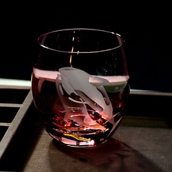 ロックグラス「恋するオルカ」ピンク 1枚目の画像