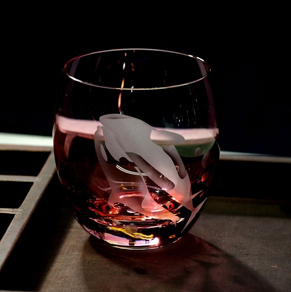 ロックグラス「恋するオルカ」ピンク 1枚目の画像