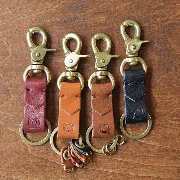 黃銅和櫪木皮革鑰匙鏈配皮革零件 [4 種顏色] 刻有姓名 第1張的照片