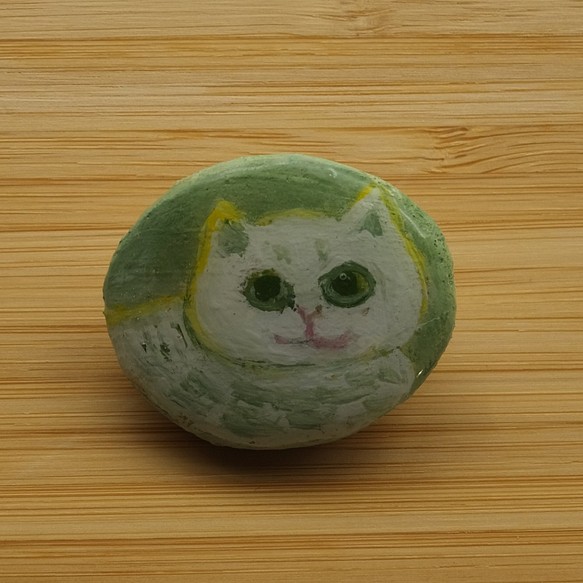 猫さんブローチ: 若草色（陶器風＆レジンコーティング） 1枚目の画像