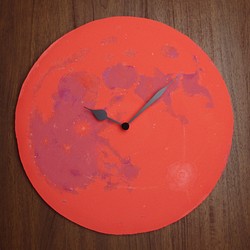 満月の壁掛け時計<red> 1枚目の画像