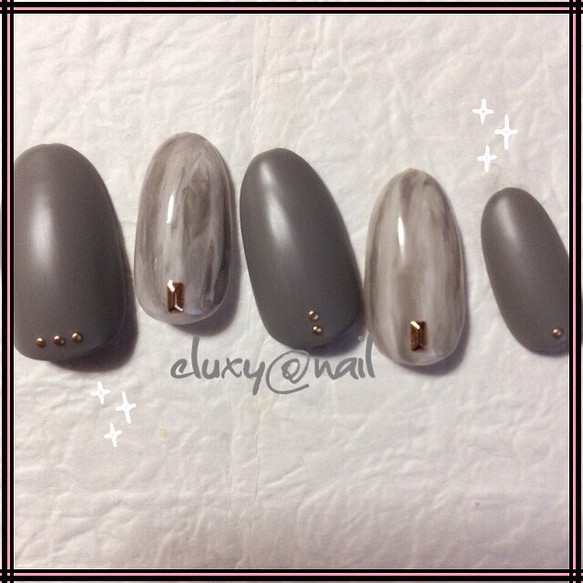 マットグレー 縦マーブルネイルチップ ネイルチップ ネイルシール Eluxy Nail 通販 Creema クリーマ ハンドメイド 手作り クラフト作品の販売サイト