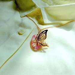 蝶舞う　桜ピンク〜オルゴナイトネックレス　 1枚目の画像