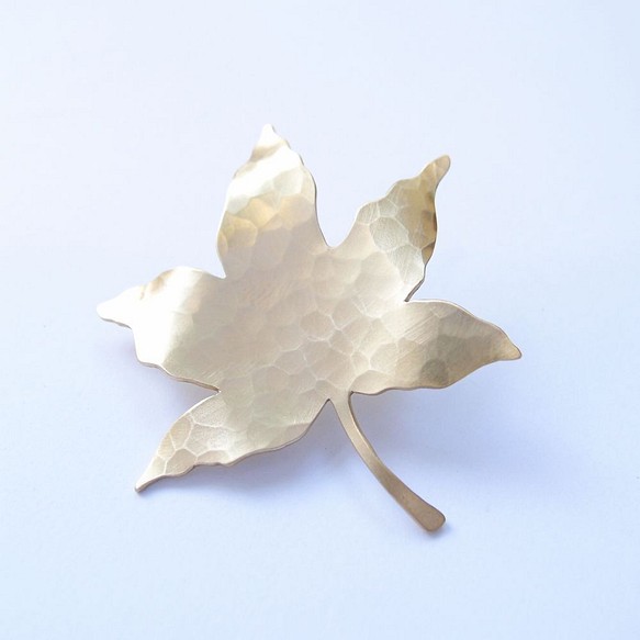 カエデの葉の真鍮のブローチ 1枚目の画像