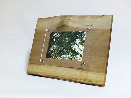 壁掛け対応天然無垢板のフォトフレーム　朴の天然木　No.5（KG-23） 1枚目の画像