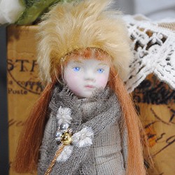 小さいお人形〈グレーの服　赤毛〉2 1枚目の画像