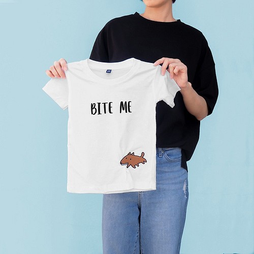 Bite Me Mini Dog キッズ しわくちゃtシャツ Tシャツ カットソー Smiler 通販 Creema クリーマ ハンドメイド 手作り クラフト作品の販売サイト