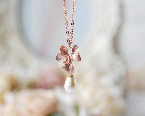 胡蝶蘭をモチーフにしたスワロフスキーパールネックレス。Rose Gold Orchid Flower Necklace