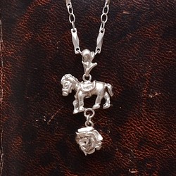 馬と薔薇のネックレス　シルバー 1枚目の画像