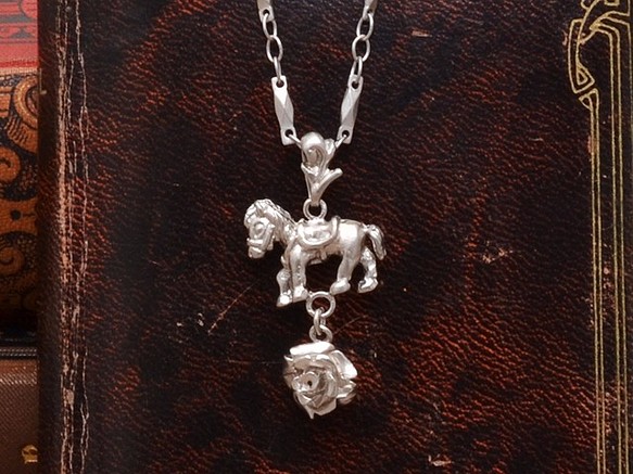 馬和玫瑰的銀項鍊 第1張的照片