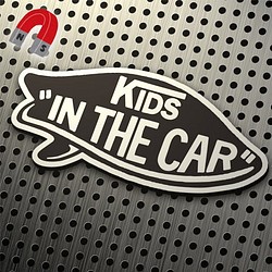 【マグネット】KIDS IN CAR:某ドデザインSURF:BK/WH 1枚目の画像