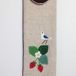 苺と小鳥の刺繍ペンケース 1枚目の画像